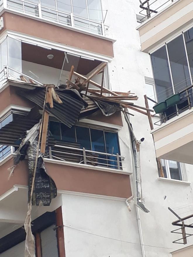 Kopan at paralar, park halindeki aralarn ve baz dairelerin balkonuna dt.