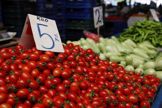 SEMT PAZARINDA ETKETLER DT    Toptanc halindeki fiyatlarn d semt pazarna da yansd. Alveri iin gelen vatanda da esnaf da halinden memnun olduunu dile getirdi.    100 lira ile pazara geldiini belirten Ali Aksoy, ?100 liraya nceden 2 poet bir ey almadan gittiim oldu. imdi fiyatlarn dtn grnce ok oldum" dedi.