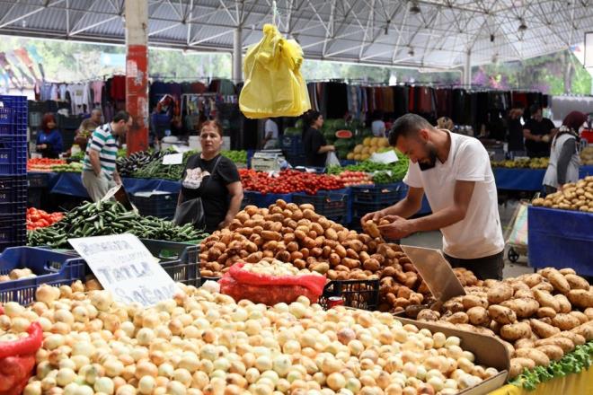 KRAZ 75 LRADAN 15 LRAYA DT    Meyve sat yapan Umut mal, kiraz geen hafta 75 liraya, bu hafta 15 liradan sattn syledi.    Meyve tezgahnda erik 15, kays da 15 liradan alc buldu. Toptanc halinde kilosu 4,25 liradan alc bulan karpuz ise semt pazarnda kilosu 5 liraya satld.