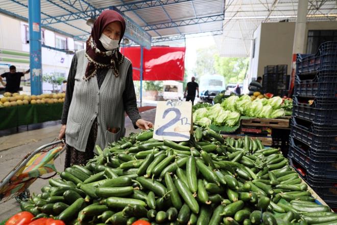rt alt retim merkezi Antalya, ya sebze ve meyveyi hem i pazara hem yurt dna sunuyor. TIR'lar ve uaklarla kargoyla gnderilen sebze meyvenin fiyat bu yl reticiyi de tketiciyi de memnun etmedi.  Hava scaklklarnn mevsim normalleri altnda seyretmesi nedeniyle rekolte dt. Arz- talep dengesi bozulduu iin rnlerin kilo fiyatlar 25- 30 liralar grd.