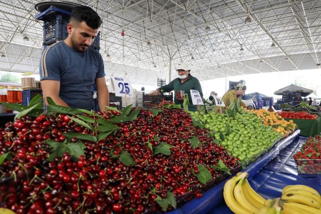 "TKETC N GZEL GNLER GELD"    Antalya Hal Komisyoncular Dernek Bakan Hasan Ali Ylmaz, fiyatlarn d yaadn belirtti.    reticinin ve tketicinin fiyatlardan memnun olduunu anlatan Ylmaz, ?Domates 8 lira, salatalk 1,50, kabak 2-3 lira, patlcan 6-7 lira, biber 3-4 lira arasnda. 1 ay ncesine kadar fiyatlar 30 lirayd. Bir dnem rn az, fiyatlar yksek olacak. Bir dnem de rn bol, fiyatlar dk olacak. Maliyetler artmasna ramen reticiler kn elde ettikleri gelirle btelerini dengeledi. Tketiciler iin gzel gnler geldi" diye konutu.