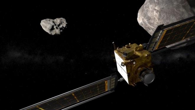 Sonda, Eyll 2022'de Didymos adl daha byk bir asteroidin yrngesinde dnen kk asteroid Dimorphos'a 24 bin 100km/s hzla arpacak. 160 metre geniliindeki uzay kayas Dnya iin bir tehlike oluturmasa da NASA, asteroidin arpma nedeniyle deien yrngesini lmek istiyor.