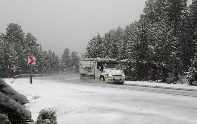 leye 10 kilometre uzaklktaki 2 bin 368 rakml Handere kyne yaan kar, k aratmad. Evler, ekili alanlar beyaza brnd, meralarda otlayan hayvanlar glkle kye gelebildi.