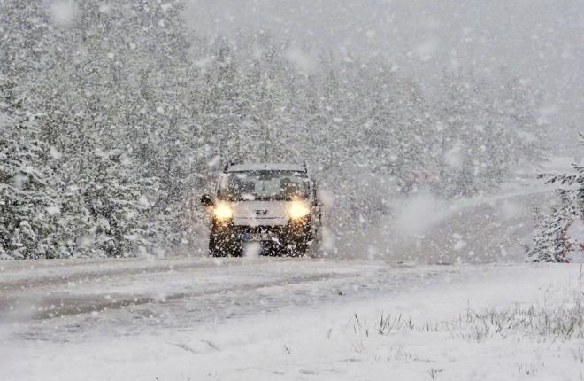 Sarkam ilesinde yaan yamur yerini kara brakt. Saram ormanlar ve mays aynda aan sar iekler karla kapland.