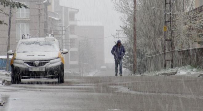 Erzurum'un Oltu ilesine bal 3 bin rakml Nrck Mahallesi maysta yaan karla beyaz rtyle kapland.    le merkezine 30 kilometre uzaklkta, yaklak 3 bin rakmda bulunan Nrck Mahallesinde saanak, souk havann da etkisiyle yerini kara brakt.    Kar yayla mahalle mays aynda beyaza brnd.