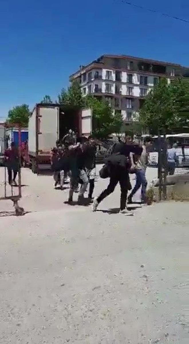 TIR'DAN NP KOARAK KATILAR    Ancak pheliler, yediemin parkna ekilen aratan kamaya alt.