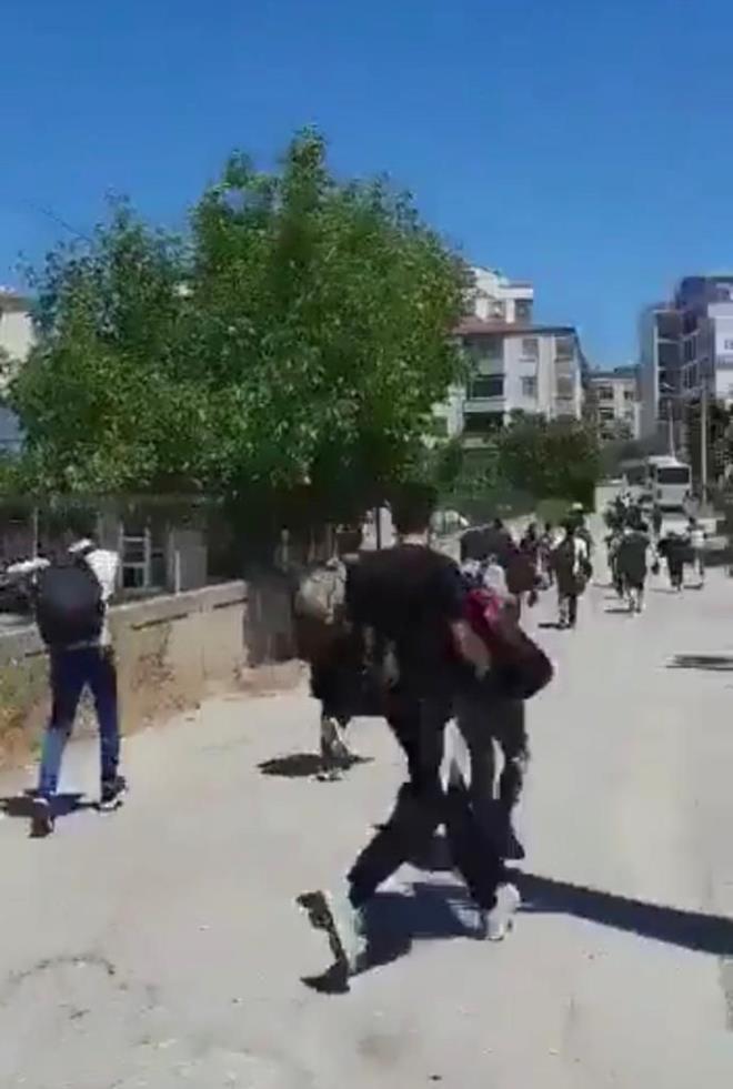 35 KAAK GMEN YAKALANDI    Valilik, 24' Afgan, 9'u Pakistan, 1'i ran ve 1'i de Banglade uyruklu olmak zere 35 kiinin yakalandn aklad.