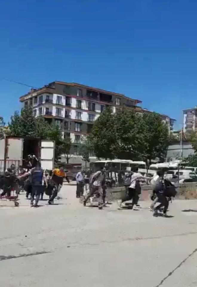 Kocaeli'nin Dilovas ilesinde getiimiz pazar gn jandarma ekipleri trafik kontrol srasnda bir TIR' durdurdu.