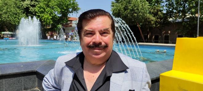 Grenlerin 'Orhan Gencebay' sand Budak, usta sanat gibi giyinip salarna onun salarnn eklini veriyor.