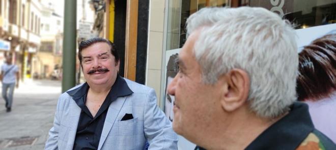 Sokakta pasta ustasn grenler Gencebay, sanp fotoraf ektiriyor.