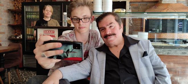 Bursa'da geimini pasta ustal yaparak salayan Ahmet Budak, grntsyle ilgi oda oluyor.