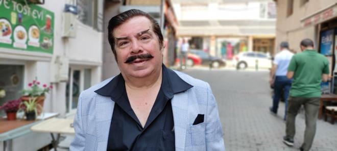 Orhan Gencebay'a ok benzetildiini ifade eden Ahmet Budak, "Beni gren herkes Orhan Gencebay'a benzetiyor. Orhan Gencebay'n hayranlar beni grnce onu grm gibi olup fotoraf ektirerek duygusal anlar yayor. Ben giyim ve sa stilimi Orhan Gencebay'a benzetiyorum. Ona benzemekten ok mutluyum, ok sayda kii gelip benimle fotoraf ektiriyor. Benim tek arzum bir gn Orhan Gencebay'la bir araya gelip tanmak" dedi.