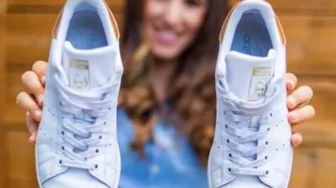 AYAKKABINIZI TEMZLEMEK N HDROJEN PEROKST KULLANIN    Bazen ayakkablarmz amar makinesinde ykamak istemeyiz. Ancak ayakkablar kirlenebilir ve kt kokabilir. Ayakkablarnz temizlemek iin hidrojen peroksit kullanabilirsiniz. Temizlemeye baladnzda peroksitin kpe dntn greceksiniz.