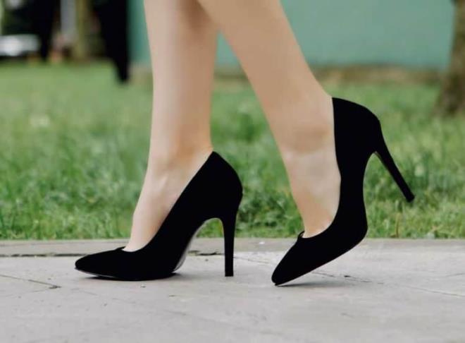 SPOR AYAKKABILARINIZIN YIKAMA SIRASINDA BRBRNE ARPMASINI NLEYN    Ayakkablarnz amar makinesinde ykamak ve ykarken rettikleri grltden kanmak iin, backlar birbirine balayn. Bu sayede ayakkablarnz ykanr ve etrafa vurmaz