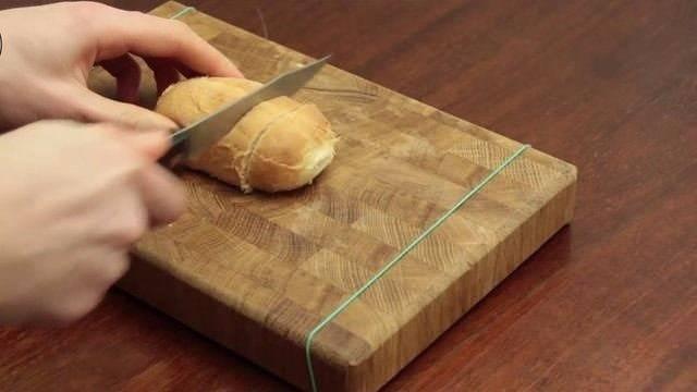 Ekmek tahtasna lastikle baladnz yerler, kaymadan ilemler yapabileceiniz zeminler haline dnyor.