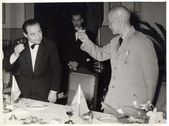 Adnan Menderes (1899-1961), babakanl (1950-1960) dneminde Tayvan lideri ang Kay ek?le kadeh kaldryor.