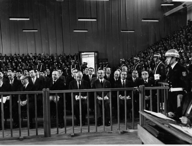 Demokrat Parti iktidarnn, tm hkmet yeleri , milletvekilleri ve nemli brokratlaryla birlikte yargland Yassada mahkemeleri 14 Ekim 1960?ta balad. Kararlar 15 Eyll 1961?de verildi. Durumalarda Cumhurbakan Celal Bayar ve hkmet yeleri n srada oturuyorlard.