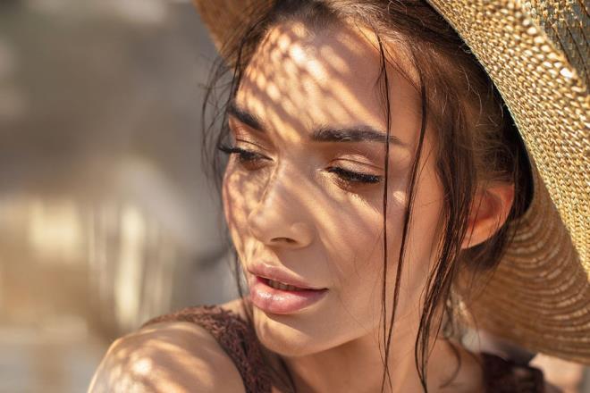 Gne, beynimizde canllk ve mutluluk veren serotonin hormonu miktarn artrr ve vcudumuz iin vazgeilmez olan D vitamini sentezinde byk rol oynar.    Yeterli miktarda D vitamini sentezi iin haftada 2-3 gn el srtlar ve kol blgelerinin yaklak 10-15 dakika gne grmesi yeterli. Ancak daha fazla sre korunmadan gnee kmak fayda yerine zarar getirir, cilt hasar ve cilt kanseri riskini nemli lde artrr.    Bu nedenle baz kurallar kesinlikle ihmal edilmemeli. zellikle baz kiiler gnein zararl nlarna kar daha fazla risk tadklar iin bu kiilerin ayrca dikkatli olmalar gerekiyor.