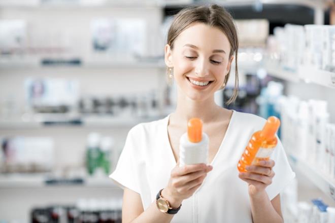 GNE KORUYUCUNUZUN KALTESNE DKKAT EDN  <br>  Gne koruyucunuzun gvenilir olmasna dikkat edin ve etkili biimde kullann. ok ince srldnde yeterince koruyucu olmayaca iin yeterli miktarda srmeye dikkat edin. Gne koruyucular gnee kmadan 20-30 dakika nce srlmeli ve terleme gibi nedenlerle etkisi azald iin 3-4 saatte bir yeniden uygulanmal. Gne koruyucu kullanlm olmas, gne yan riski olmadan uzun sre gnee maruz kalnabilecei anlamna gelmediinden, dier koruyucu kurallara da uymaya dikkat edin.