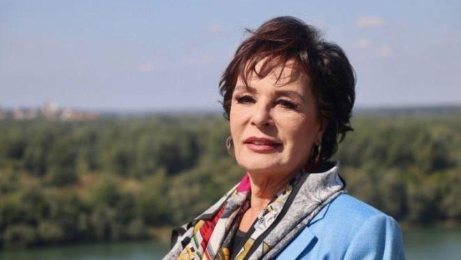 Trk sinema ve mzik tarihine damga vuran pek ok nl isim yllardr mutlu evlilikleriyle adndan sz ettiriyor. Gnaydn stihbarat efi Merve Yurtyapan Bozkurt yeni kitab Yarm Asr Devirenler ile Yeilam'n efsanelerinden Cneyt Arkn ve ei Betl Creklibatr, Cengiz Kurtolu ve ei Fatma Kurtolu gibi 7 nl iftin hayatlarna k tuttu.