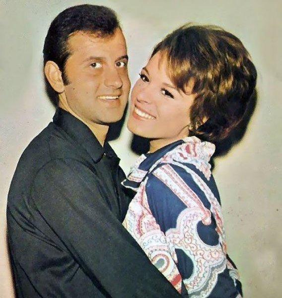 54 yldr ayn yasta ba koyduu ei Selim Soydan ile tanma hikayesine de deinen usta oyuncu "O dnem evlenmenin e'si aklmda yoktu. Selimle tantk. Sonrasnda Selim ne yapt etti beni ikna etti. Aileme kendisini ok sevdirdi.