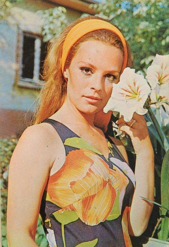 "FLMLERDE BAROL OLSAM DA ANNEMN KISITLAMALARI SRYORDU"  <br>  Kk yata babasn kaybettii iin annesinin kurallaryla bydn syleyen Hlya Koyiit, szlerinin devamnda " ocuklu gen bir kadn olarak evlatlarn kurallarla disiplinle bytt. Filmlerde barolde oynuyordum ama evde, darda, sette, her yerde annemin kstlamalar sz konusuydu" eklinde konutu.