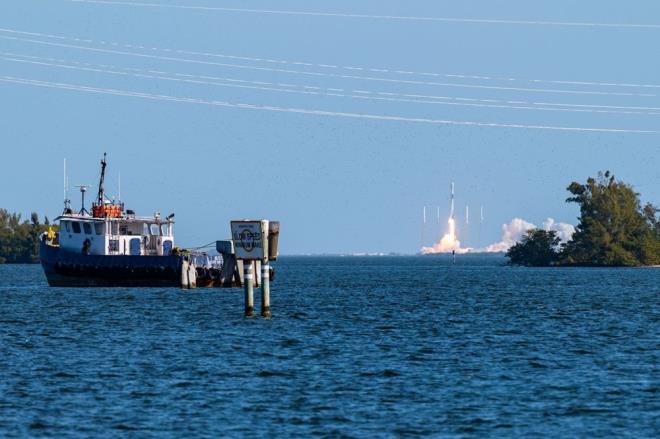 Bunlar arasnda uydularn iletiimini engellemek ve elektronik paralar etkisiz hale getirmek iin mikrodalga nlarn kullanlmas da var.