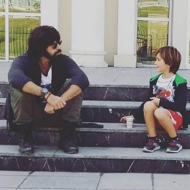 Gzlerden uzakta byttkleri ouluna sosyal medyadan bir paylamla nasihatta bulunan Pekta, yazdklaryla gndeme geldi. ranl arkc Marjan Farsad'n Khuneye Ma arksn kullanarak ouluna u nasihatlarda bulundu.