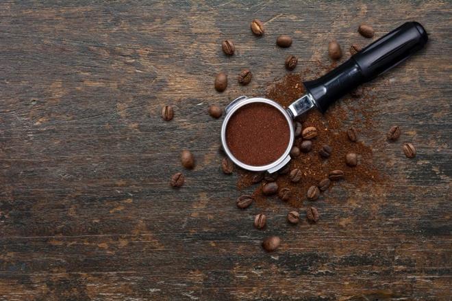 Kahvede bulunan 2-furanmethanetiol ad verilen molekl, normal koku alma duyusuna sahip olanlar tarafndan kahve veya patlam msr benzeri olarak tanmlanrken, parosmisi olanlar kokusunu tipik olarak iren, itici veya kirli olarak tanmlad.