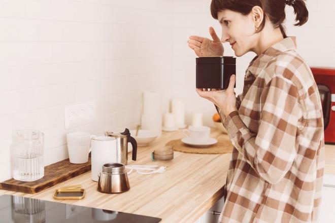 Ekip, kahvenin aromasn hapsederek, parosmisi olan gnlller zerinde kahve bileiklerini test etti ve tepkilerini, parosmisi  olmayanlarla karlatrd. Bilim insanlar, 29 gnll arasnda,  parosmiyi tetikleyen, yaygn olarak tanmlanm 15 bileik buldu. Sorunu tetikleyen temel maddenin ise, gnlllerden 20'sinin korkun bir kokuya sahip olduunu syledii 2-furanmethanethiol adl bir kimyasal olduu ortaya kt.