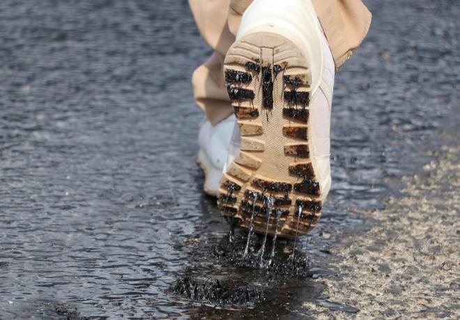 ''KRESEL ISINMA SONUCU SICAKLAR ARTTI''    Tavas ilesinde Denizli merkeze giden otomobil srcs Hseyin Irmak, "Asfalt eridii iin yol kenarnda durup aracm kontrol ettim. Yan taraflar zift olmu. Mays aynda asfalt eriyor. Austos aynda ne olacak kim bilir? Kresel snma sonucu scaklar artt. Ar scaktan asfaltn byk blm eridi" dedi.    brahim zen ise "Eskiden mays aynda kar yadn bilirdim. Maysta hava bu kadar scak olmazd. imdi bu mevsimde ar scaktan asfalt bile eriyor" diye konutu.
