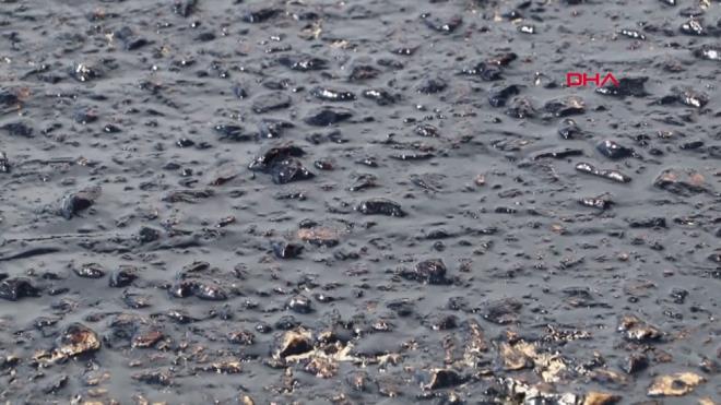 Kenti Antalya ve Mula'ya balayan kara yolunun Cankurtaran mevkisinde scak hava nedeniyle asfaltta erimeler meydana geldi.