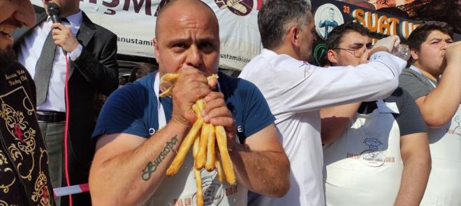 "YARIMAYA 49 K KATILDI"    Brek yeme yarmasnn geleneksel hale geldiini belirten iletme sahibi Hasan Acar, "Yarmaya dnyann farkl lkelerinden 49 kii katld. 10 dakikada 15 metre 60 santim brek yiyen arkadamz birinci geldi ve 3 bin liralk dln sahibi oldu. 15 metre 60 santim brek 6 kilo brek yapar, birinci olan arkadam tebrik ediyorum" eklinde konutu.