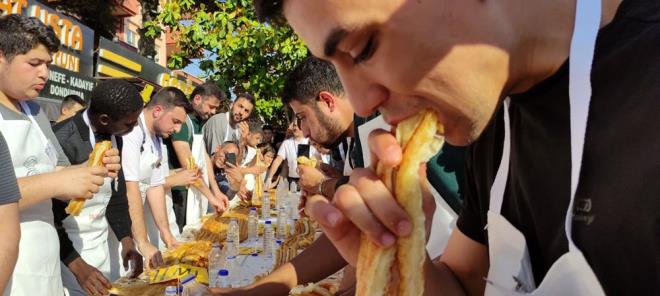 "YERKEN OK ZORLANDIM"    Derece alabilmek iin 1,5 gndr bir ey yemediini ifade eden birinci Erdem Salman, "Hedefim Bursa'nn plakas olan 16 metre brek yemekti. Ben 15 metre 60 santim brek yedim. Brekleri yerken ok zorlandm. Birinci geldikten sonra hemen lavaboya kotum. Bu yarmaya iyi hazrlandm. nmzdeki yl yarmaya tekrar katlacam' dedi.
