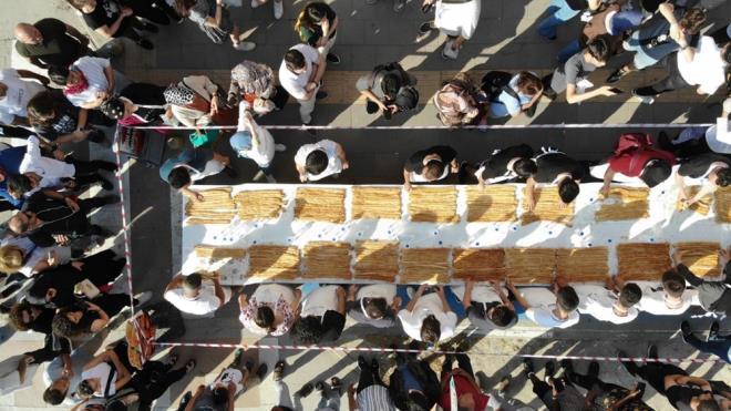 Le septième concours de confiserie organisé à Bursa Görükle a été le théâtre d'une grande émotion.  Les concurrents de nombreux pays du monde ont eu du mal à manger autant de pâtisseries que possible.