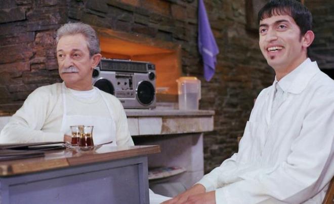 Srekli beyaz giyinen ve ayn zaman da frnda da alan l karkaterini oynayan Mehmet Usta daha sonra ters ke yapp farkl bir projede yer almt.