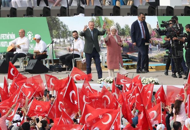 Cumhurbakan Erdoan'n aklamalarndan satr balar:   <br>  "Aldm resmi rakamlarla u anda 560 bin kii karmda bulunuyor.    Cumhur ttifak olarak bir aradayz. Fethin 600. yldnmne adadmz 2053 vizyonumuza bir adm daha yaklatk.     Ukrayna'daki felaket karsnda Trkiye bu yanl gidie dur deme gayreti iinde. Suriye, Irak, Libya'da durun diyoruz.     Hibir siyasi kar hevesi bu milletin geleceini tehlikeye atmaya demez. Gelin hayrda yaralm.