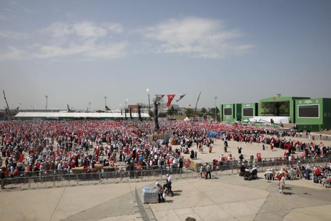 2 bin kiilik seyirci kapasitesine sahip spor alannda ayn anda 300 kii spor yapabilecek. 10 bin metrekarelik alanda 7 farkl konseptte ocuk oyun alanlar yaplacak.