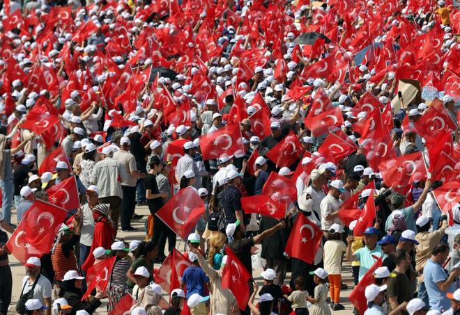 Fetih leni iin Atatrk Havaliman Millet Bahesi'nde, zerinde "stanbul'un Fethi'nin 569. Yldnm Kutlamalar" ve "Millet Bahesi ilk fidan dikim treni" kutlamalar yazan dev platformlar kuruldu.