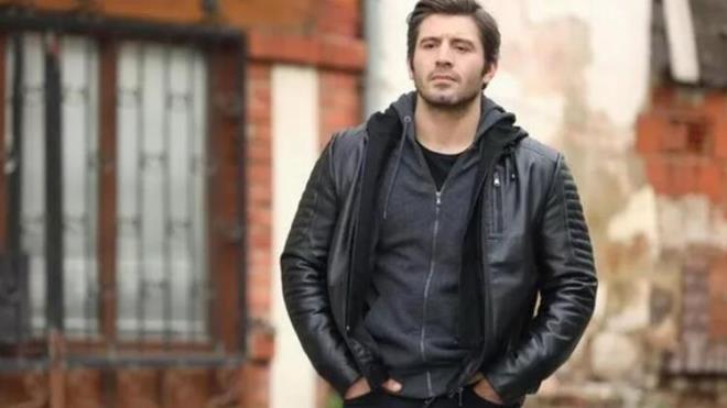 Camdaki Kz dizisinde Hayri karakterini oynayan Cihangir Ceyhan, sosyal medya hesabndan asansrde karn kaslarn gsterdii bir videoyu paylat. Kaslaryla adeta ov yapan oyuncunun paylam ksa srede sosyal medyada gndem oldu.