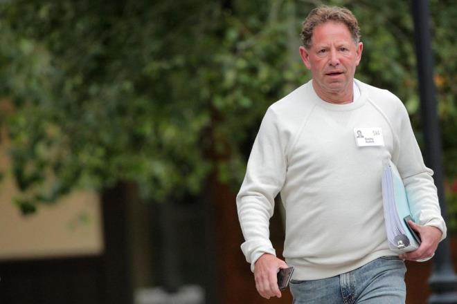 Activision Blizzzard'n CEO'Su Robert A. Kotick son dnemlerin en ok konuulan isimlerinden. irket 68 milyar dolar deerle Microsoft'a katlacak. irketin CEO'su Kotick ise 296.7 milyon dolarlk gelirle listenin sekizinci srasnda yer ald.