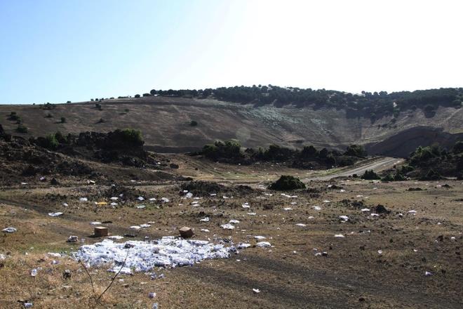 zellikle pandemi dnemi ve sonrasnda dn ve hayr yemeklerinde ikram edilen yemeklerin tabldot usulne dnmesinin ardndan, dnlerden sonra tabldot, ayran, su ve eitli atklar, bilinsiz ve duyarsz vatandalar tarafndan Yanarda'n ssz kald saatlerde jeopark alan ierisine dklyor.