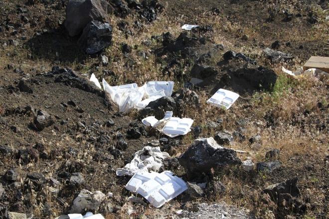 Manisa Bykehir Belediyesi ile Kula Belediyesi'nin ibirliinde turizm hareketliliini artrmak iin ziyareti merkezi inaatnn da srd jeopark alan ierisinde dklen plerin ihbarn alan Kula Belediyesi Zabta Mdrl ile Temizlik leri Mdrl, evre kirliliine sebep olan atklarn toplanmas iin harekete geti.