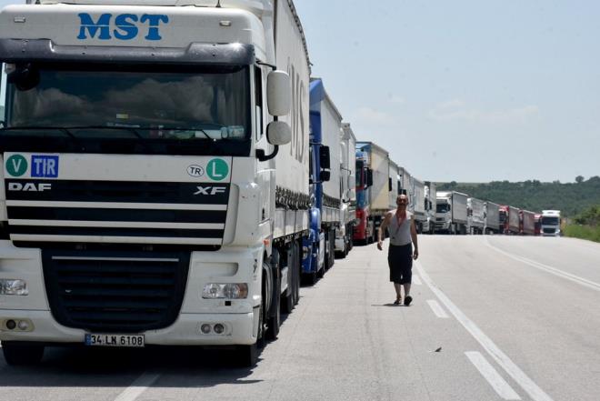 Younluun nedenlerinden birisinin de Kapkule'den gelen arabalar olduunu belirten ztrk, "Senelerdir bu ileyi ekiyoruz. Burada tesis olmas lazm. Olmad srece burada kaza, bela, insan kaakl bitmeyecek. nsan tuvaletini yapamyor, yemeini yiyemiyor" dedi.