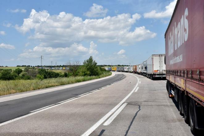 Son 3 ayda Hamzabeyli Snr Kaps'ndan gnlk TIR geilerinin 600'den 900'e, 900 TIR'n k yapt Kapkule'de bu saynn 1200'e kt ifade edildi.    ki snr kapsnda bu rakamlarla birlikte TIR geilerinde yzde 30 art yaand grld.