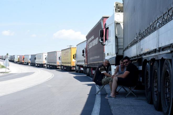 "1 HAFTADIR YOLDAYIZ"    En byk sknty yolda beklerken ektiklerini syleyen Dursun alkan da, "1 haftadr Hamzabeyli yolundayz. Yediimiz, itiimiz belli deil. Geceleri uyuyamyoruz. Mlteciler var, arabamza biniyorlar" dedi.