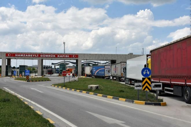 25 senelik TIR ofrl yapan Fahri Giritiolu ise cumartesi gnnden bu yana srada beklediklerini belirtti.    Giritiolu, "Biz burada 24 saat arabay beklemek zorundayz. Bulgar m almyor, Trkiye mi almyor bilmiyorum. 40 kilometre sradan girdik, daha da dnya kadar yolumuz var. Sabrediyoruz, bir dilim ekmeimizi kazanmak iin bekleyeceiz" diye konutu.