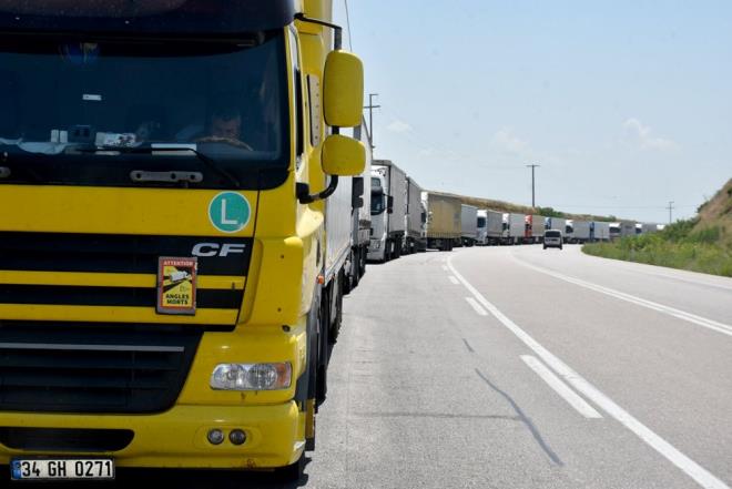 Trakya Gmrk ve D Ticaret Blge Mdrl verilerine gre, Bulgaristan'a alan Hamzabeyli ve Kapkule Snr Kaps'nda ocak, ubat ve mart aylarnda ihra ykl TIR geilerinde art olduu belirtildi.