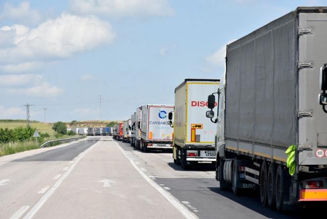 YAPILAN GRMELER TIR YOUNLUUNU AZALTTI    Bulgaristan'n younlua cevap verememesi nedeniyle nceki gn Hamzabeyli'de 40 kilometreye kadar uzanan TIR kuyruu, Trk makamlarnn Bulgaristan tarafyla grmesi sonucu azalmaya balad.    Hamzabeyli'de kuyruk 25 kilometreye, Kapkule Snr Kaps'ndaki TIR parklarnda k iin bekleyen 4 bin TIR'n ise 2 bin 500'e kadar dt.