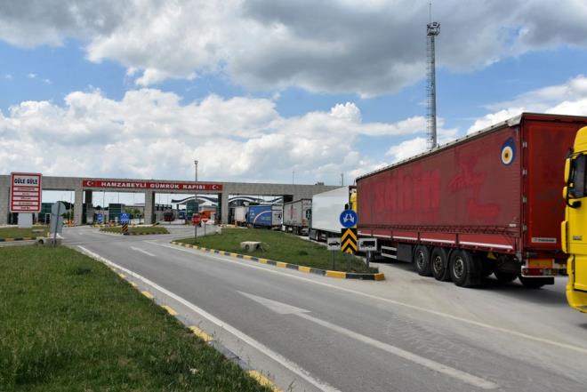 "NE UYKU, NE YEMEK VAR"    ki gndr srada olduunu belirten TIR Srcs Salih Grg, "Bulgaristan'a geeceiz ama nasl geeceiz? 4 gn srada kalyorsun; ne uyku, ne tuvalet, ne yemek var. Dolaba yemek koyuyorsun, 4 gn sonra bayatlyor.  Gerekten ok zor durumdayz. Artk ofrl yapmak istemiyoruz" ifadelerini kulland.